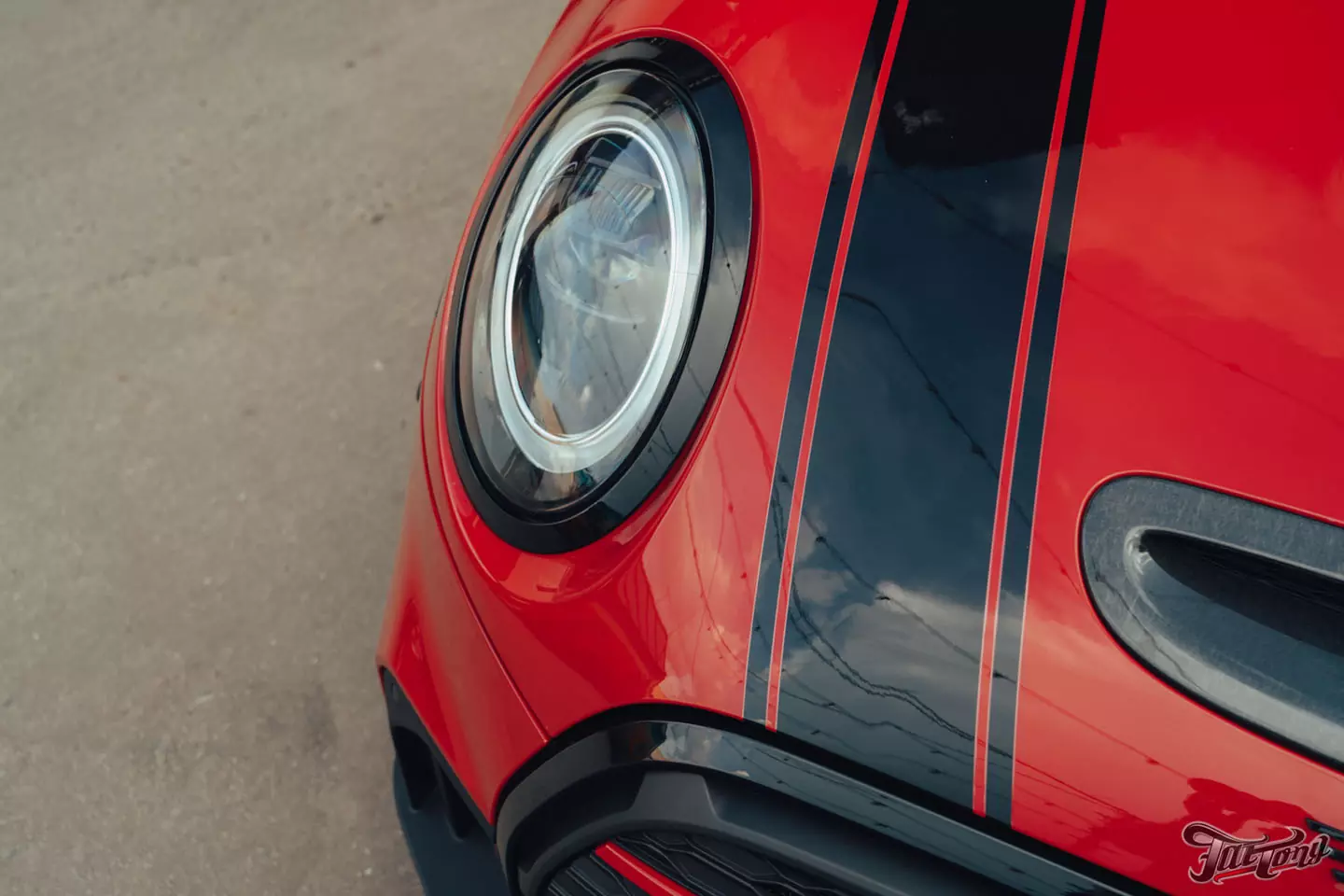 Оклейка Mini John Cooper Works глянцевым полиуретаном, наклейки на кузов, комплексная шумоизоляция, установка новых дисков, керамика дисков и суппортов
